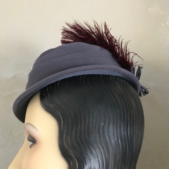 UNIQUE 1940s GRAY FELT BOATER HAT WITH BURGUNDY FEATHER main image 10
